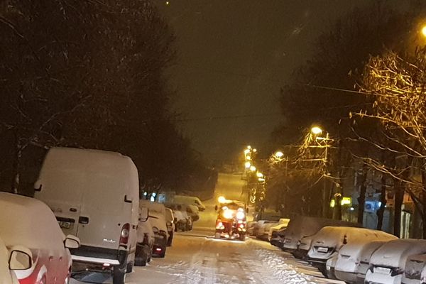 Utilajele de deszăpezire sunt pe trasee de la ora 2.00 noaptea