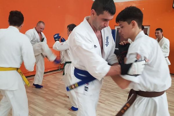 Sparring „Kyokushin Damashi" pentru o sută de karatişti din trei judeţe!