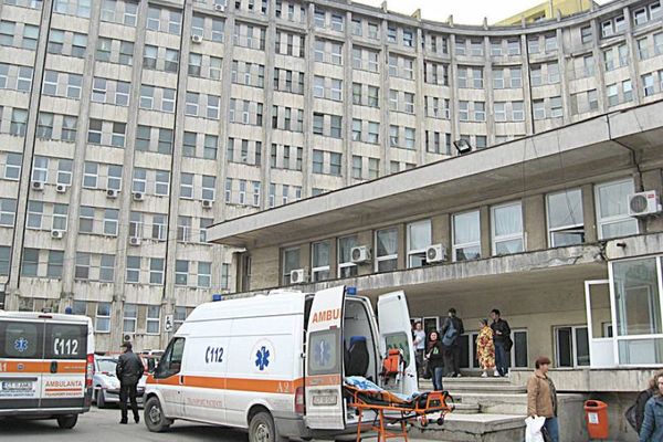 Daniel, singurul supravieţuitor al tragediei de la Palazul Mic, a fost operat şi acum este stabil