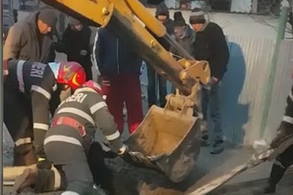 Vacă salvată de pompieri dintr-un şanţ adânc de trei metri