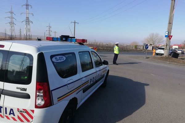 Permise de conducere "pierdute" pe bandă  la semaforul de pe variantă