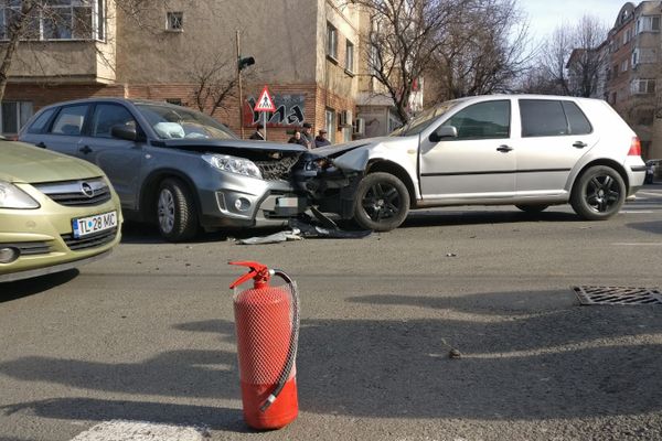 Patru maşini s-au tamponat în faţa sediului ISU Tulcea, pe 1848