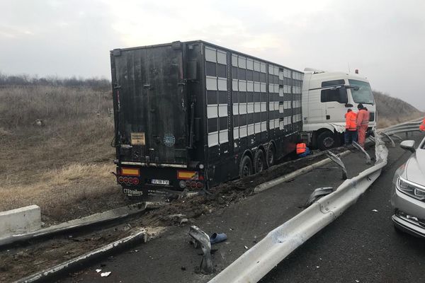 TIR răsturnat pe Autostrada 2. Şoferul a adormit la volan