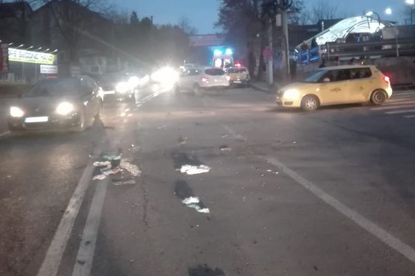 Accident rutier în intersecţia Isaccei - Taberei. Două persoane au ajuns la spital