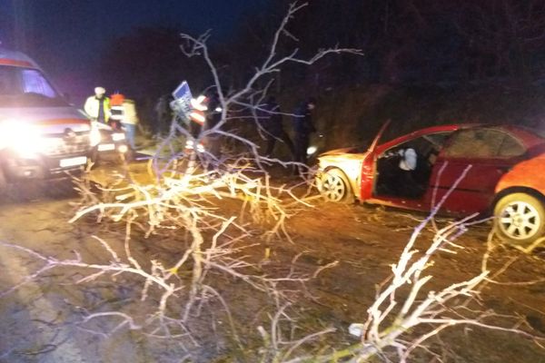 Un şofer de 20 de ani s-a înfipt cu maşina în copac. Doi oameni au fost răniţi