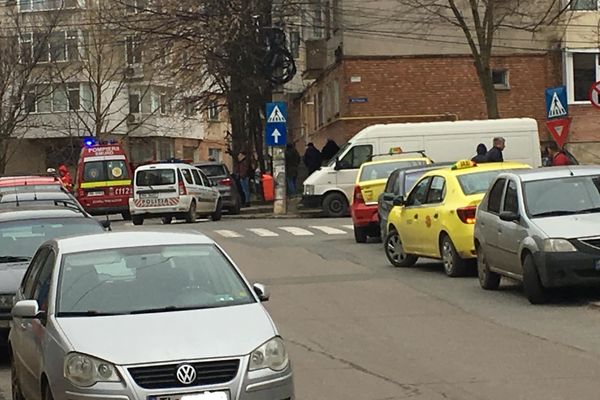 O femeie de 41 de ani a fost lovită de un taxi pe trecerea de pietoni
