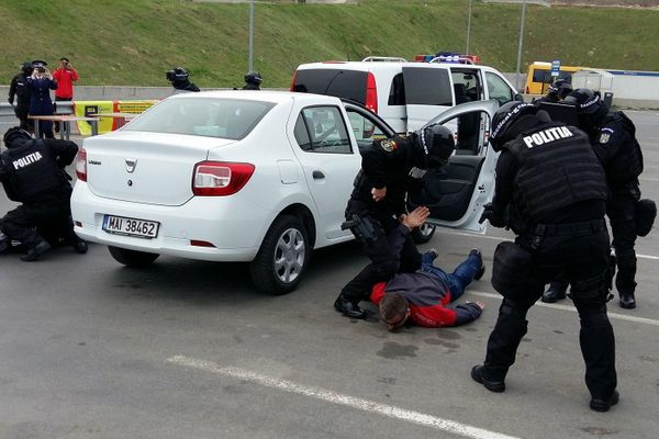 Poliţia se prezintă de ziua ei...luni, în Piaţa Civică