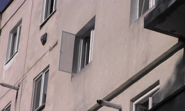 O femeia a murit după ce a căzut de la etajul 3, în timp ce spăla geamurile