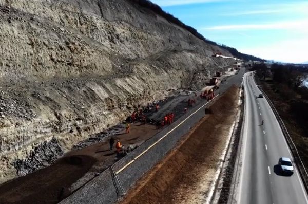 Tentativa de omor la Corugea. Şi-a lovit victima cu cazmaua în cap, după ce băuseră bine înainte