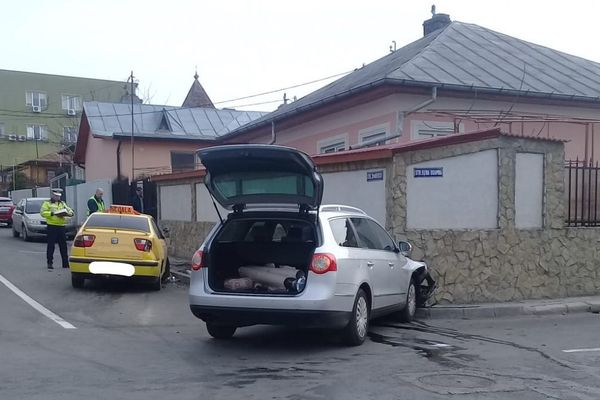 Maşină de şcoală, lovită de o şoferiţă neatentă. Eleva a ajuns la spital