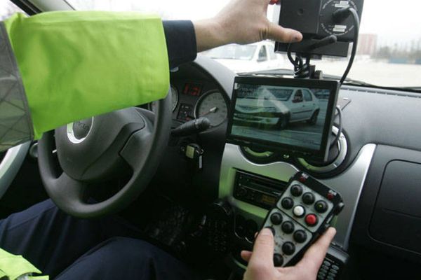 Peste 100 de amenzi şi 10 permise reţinute pentru viteză, în câteva ore