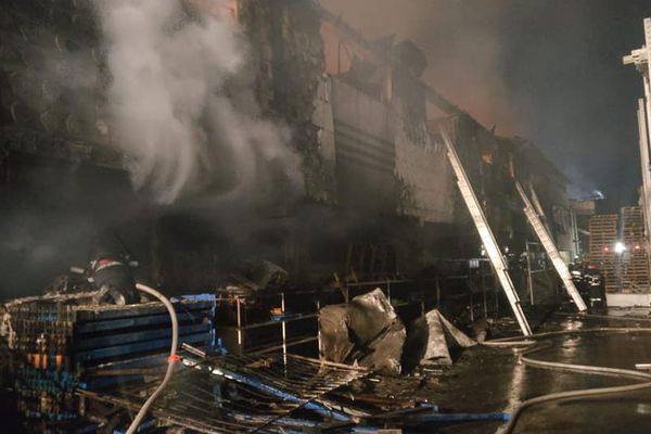 Incendiul de la depozite a fost lichidat la 5 dimineaţa. A ars TOT!