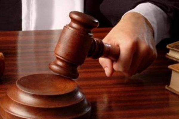 Minor spărgător de locuinţe, arestat la domiciliu