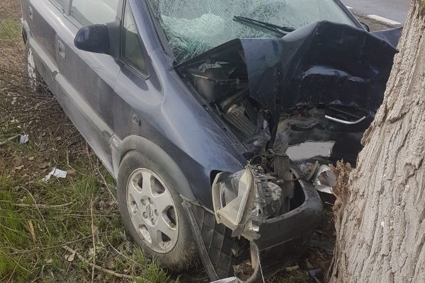 O femeie a intrat cu mașina în copac. Două persoane au fost rănite