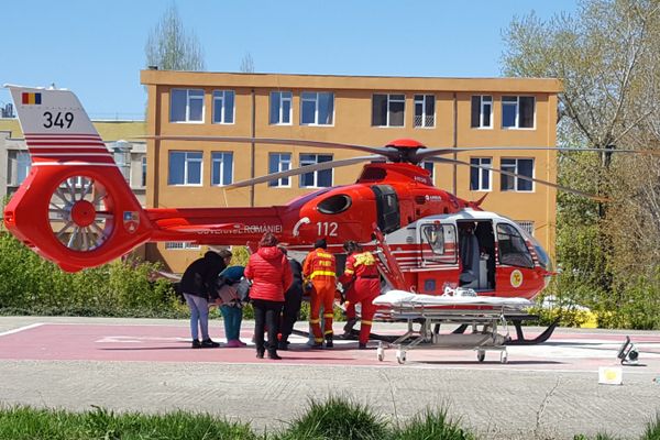 Tânăra arsă este transportată în Belgia cu un avion militar, după intervenția Ministrului Sănătății