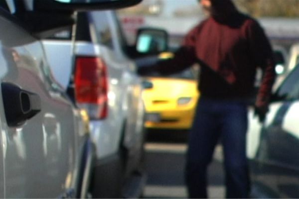 La 14 ani este "vedetă" printre spărgătorii de autoturisme. Acum a fost arestat