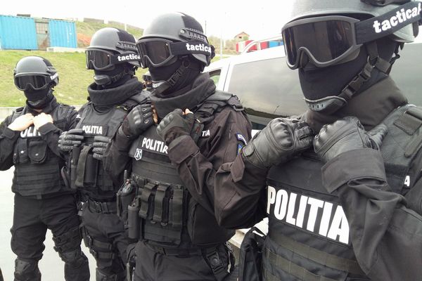 Mascaţii au împiedicat un scandalagiu beat să se arunce pe geam de la etajul 3