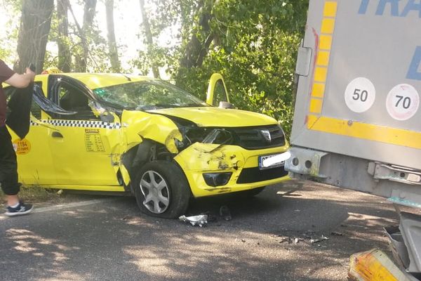 S-a înfipt cu TAXI-ul în camion. Pasagerul a ajuns la spital