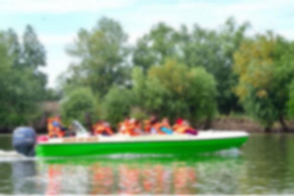 Două bărci pline cu turişti s-au ciocnit la Dunavățul de Jos