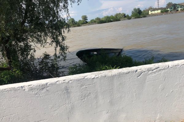 Patru bărbați s-au răsturnat cu barca la Crișan. Din fericire, toți s-au salvat