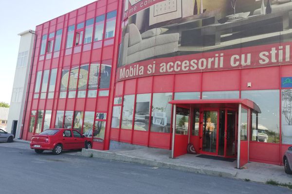 A zi noapte a fost spart show-room-ul Narcisa Mob Design de pe variantă