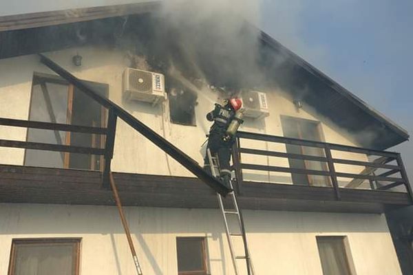 (Video) Incendiu la o pensiune din Mahmudia! Turiștii s-au autoevacuat!