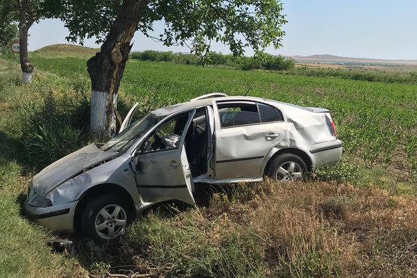 A ajuns cu mașina în șanț, s-a răsturnat și s-a oprit în copac