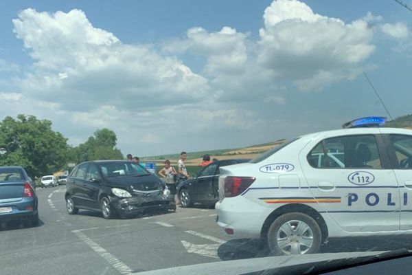 Accident în intersecție la Cataloi. O femeie de 30 de ani a ajuns la spital
