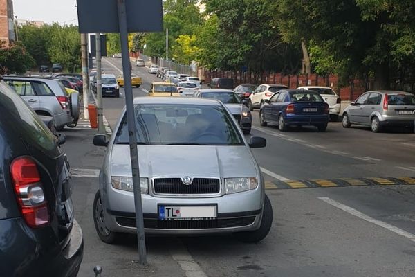 A lovit cu mașina o fată de 14 ani pe trecerea de pietoni și a fugit