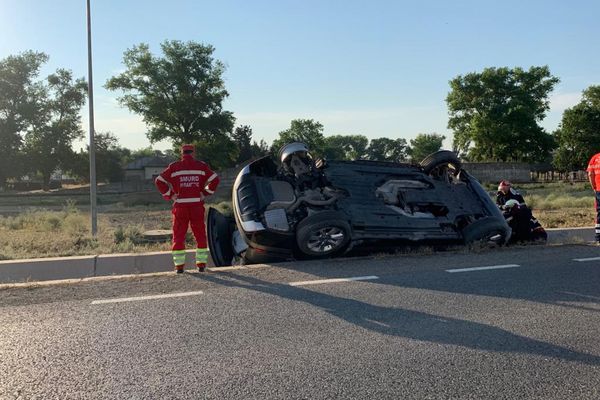 Maşină răsturnată la Baia