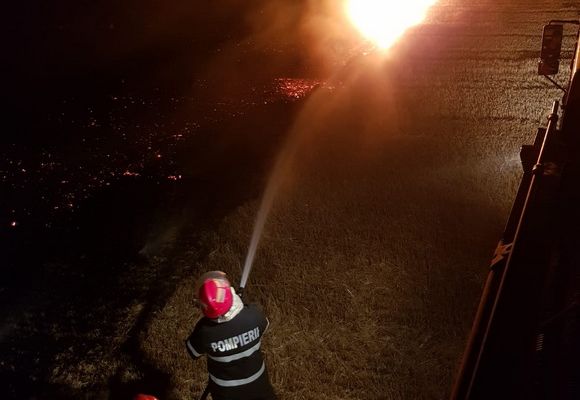 Patru hectare de miriște au ars azi noapte la Lăstuni   