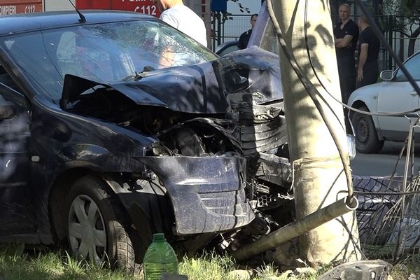 Accident între Niculiţel şi Isaccea. Şoferul a rămas încarcerat. Trei persoane au ajuns ulterior la spital