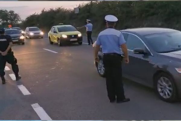 Alarmaţi pentru droguri, oamenii legii au descoperit circa 30 de pacheţele cu prafuri suspecte la un taximetrist