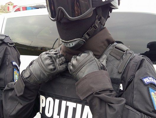 Patru indivizi au bătut un tânăr şi i-au furat maşina. Au fost reţinuţi de poliţie pentru cumul de infracţiuni