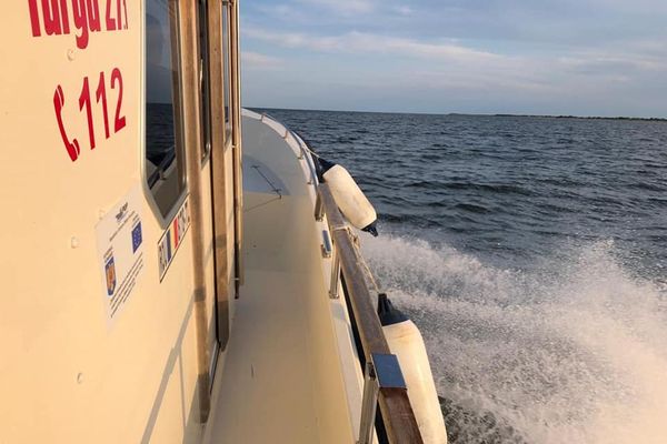 Un turist a căzut în mare cu parapanta. A fost salvat de barca primăriei din Sfântu Gheorghe