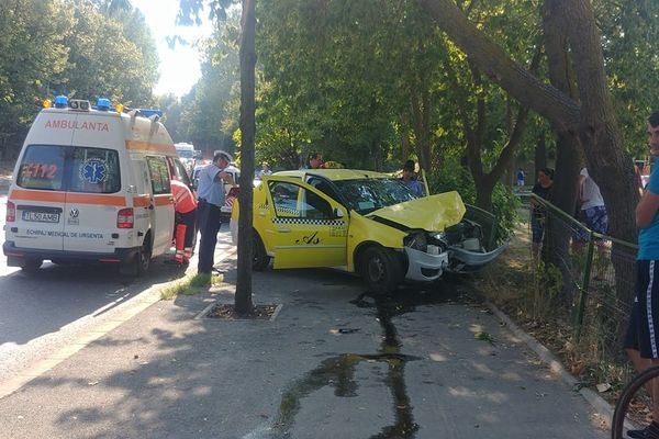 Unui taximetrist i s-a făcut rău și a ieșit cu taxiul în decor