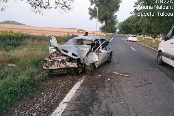 Un tânăr de 20 de ani s-a înfipt cu mașina în copac   