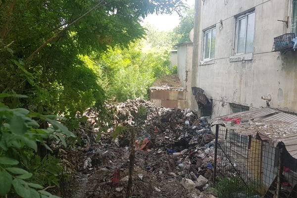 300 de tone de gunoaie ridicate din ghetoul C3C. E inimaginabil ce e în acel bloc!