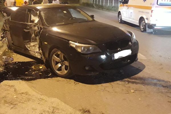 Pasager grav rănit după ce maşina s-a înfipt în copac, pe Prislav. Trei tineri au ajuns la spital