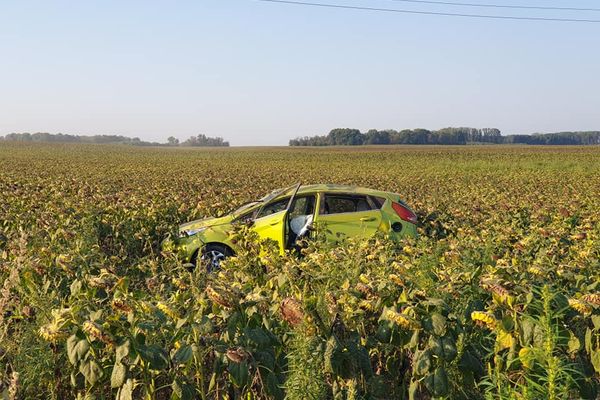 O explozie la anvelopă l-a scos în decor în lanul de floarea soarelui