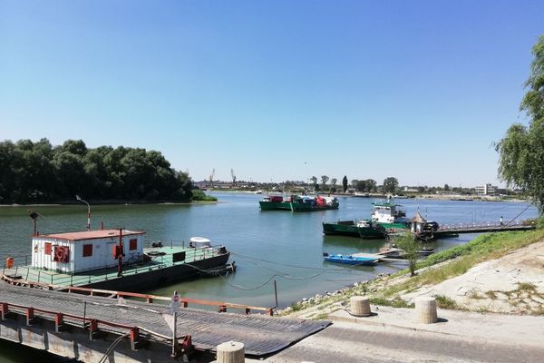 Scandal între două grupuri de rromi la trecerea bac spre Brăila. Unul dintre ei acuză că a fost împuşcat