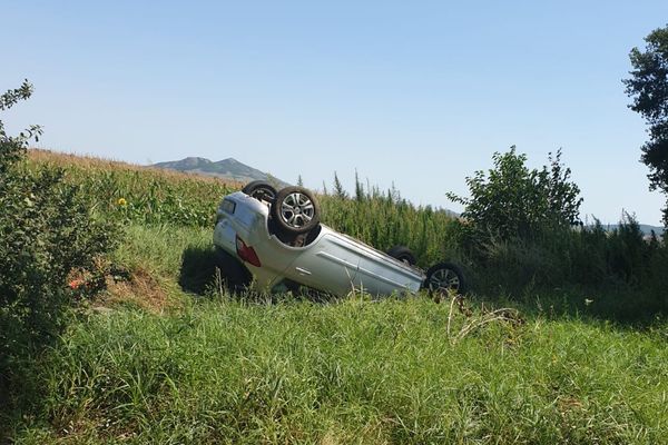 S-a răsturnat din cauza vitezei. Şoferiţa a ajuns la spital