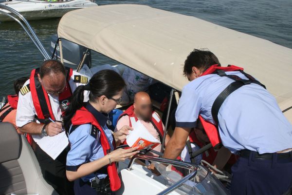 Evaziunea fiscală și respectarea regimului transporturilor navale, sub lupa poliției și a Căpităniei