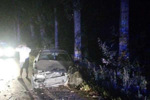 Accident pe drumul Agighiolului. A intrat cu maşina în copac. Un om a ajuns la spital