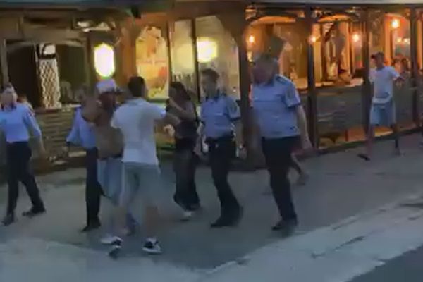 Bătaie pe faleză între două familii de rromi turci, în mijlocul aglomeraţiei, printre copii şi turişti