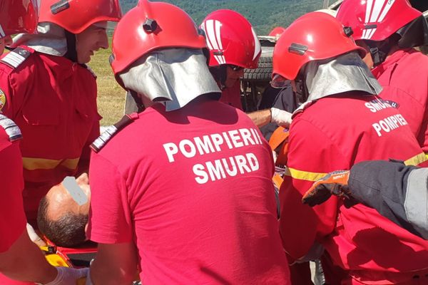 Microbuz răsturnat! ISU a activat codul roşu! Intervin mai multe ambulanţe şi un elicopter SMURD - ştire în curs de updatare