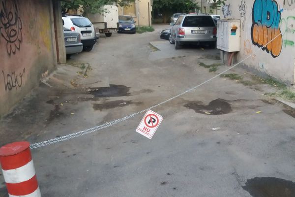 Drum public blocat de tulceni care au propriile legi! Primăria și poliția sunt "invitate" să ia măsuri urgente!