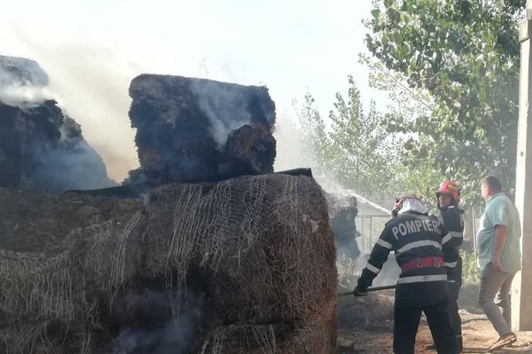 Arde un depozit de furaje la Smârdan