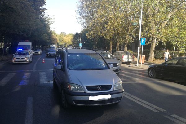 Un bărbat a fost lovit pe trecerea de pietoni