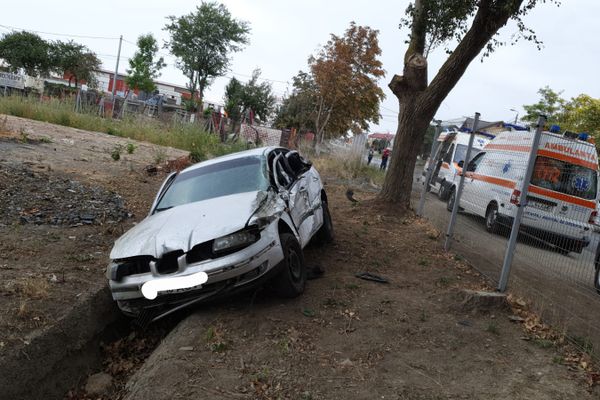 O femeie la volan a trimis o mașină direct în șanț. Șoferul a ajuns la spital